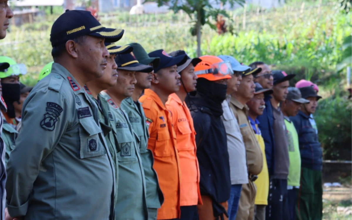Thumbnail Berita - Angin Kencang Persulit Pemadaman Karhutla Gunung Buthak, Tim Gabungan Kebut Operasi Water Bombing
