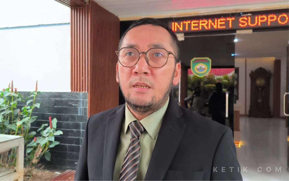 Thumbnail Berita - Kelelahan Padamkan Karhutla, Petugas Damkarmat Palembang Nyaris Tumbang