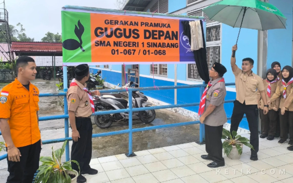 Thumbnail Berita - Wabup Simeulue Lantik Pengurus Pramuka SMAN 1 Sinabang, Tekankan Bijak Bermedia Sosial