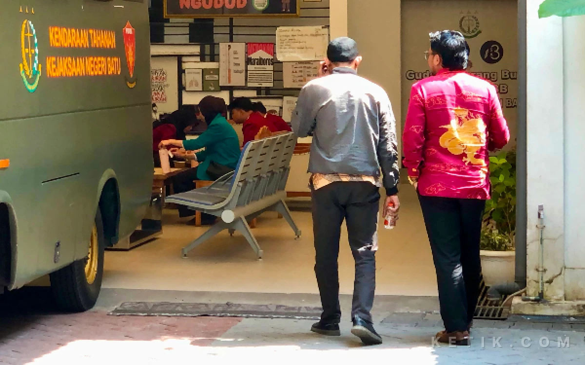 Thumbnail Berita - Eks Kepala UPT Pasar Among Tani Jalani Pemeriksaan Ke-6, Tiga Pengacara Turut Mendampingi