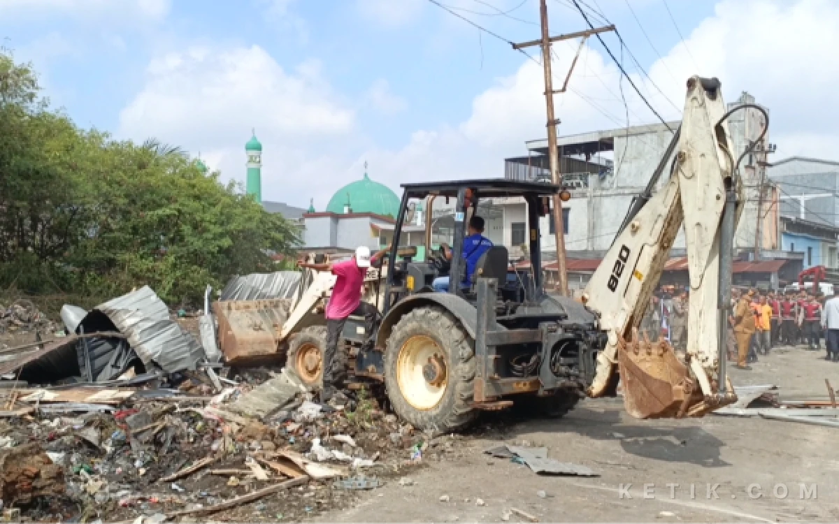 Foto Alat berat dikerahkan dalam proses eksekusi lahan eks Cineplex Cinde di Jalan Jenderal Sudirman, Palembang, Senin 8 Juni 2026. (Foto: M Nanda/Ketik.com)