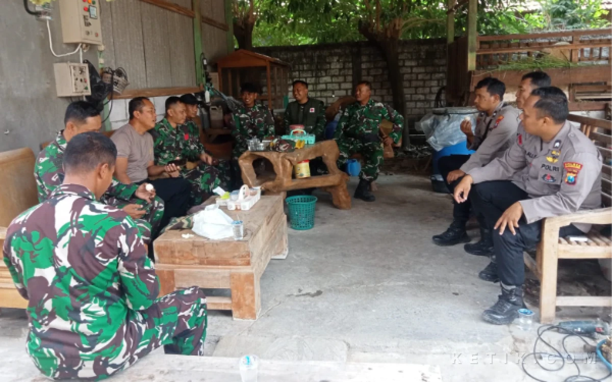 Thumbnail Berita - Satgas TMMD ke-129 Kodim Bojonegoro Perkuat Sinergi TNI-Polri Lewat Anjangsana di Desa Kesongo