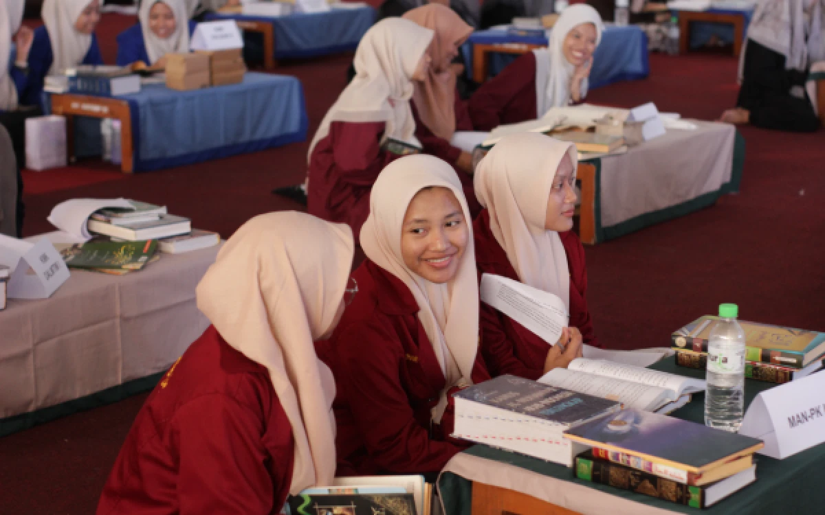 Thumbnail Berita - Santri Putri Pesantren Nurul Jadid Gelar Bahtsul Masail Sughro