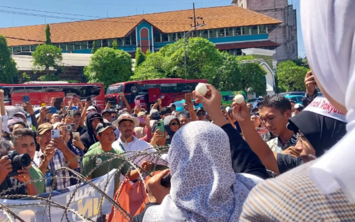 Thumbnail Berita - Harga Telur Terjun Bebas, Ratusan Peternak Gelar Aksi dan Bagi-bagi Telur di DPRD Jatim