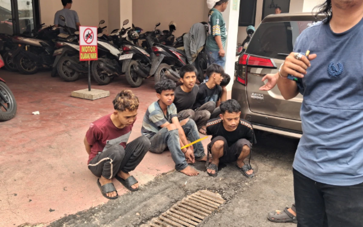 Thumbnail Berita - Enam Pelaku Pencurian Motor di Domino's Pizza Palembang Diamankan Polda Sumsel