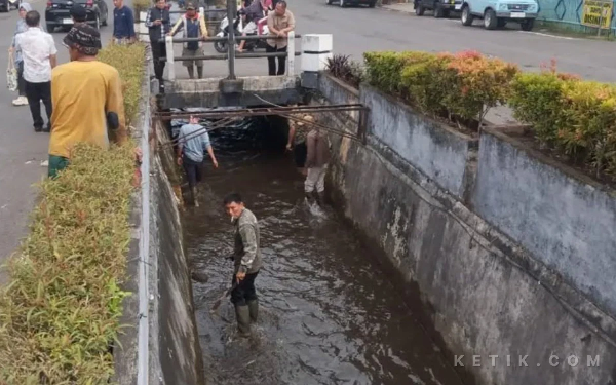 Thumbnail Berita - Cegah Banjir, Pemkot Bersih-bersih Drainase Dalam Kota