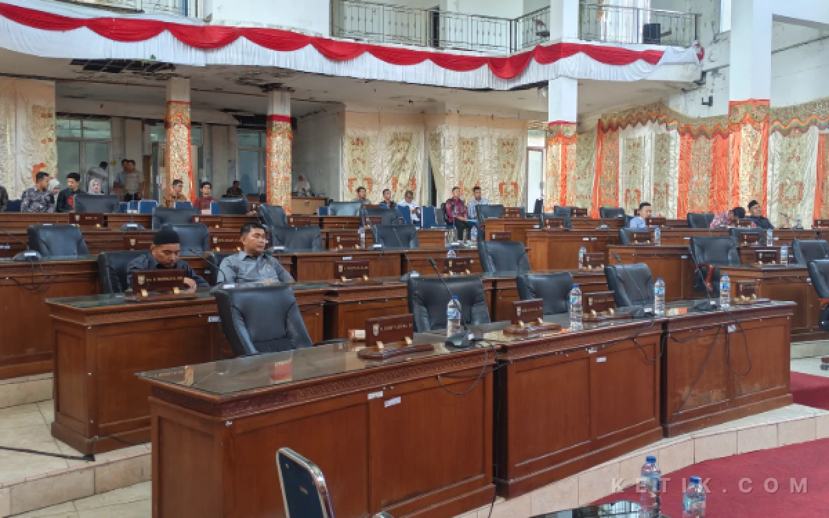 Thumbnail Berita - Rapat Paripurna Laporan Banggar DPRD Pasbar Hanya Dihadiri 15 Persen Anggota