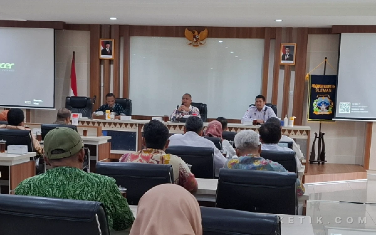 Foto Bupati Sleman Harda Kiswaya (tengah di meja pimpinan) saat memimpin pertemuan bersama Notaris, pengurus IPPAT Sleman dan perwakilan BPN Sleman dan Kanwil BPN DIY di Ruang Sembada, Gedung Setda Sleman, Rabu sore 10 Juni 2026. (Foto: Fajar R/Ketik.com)