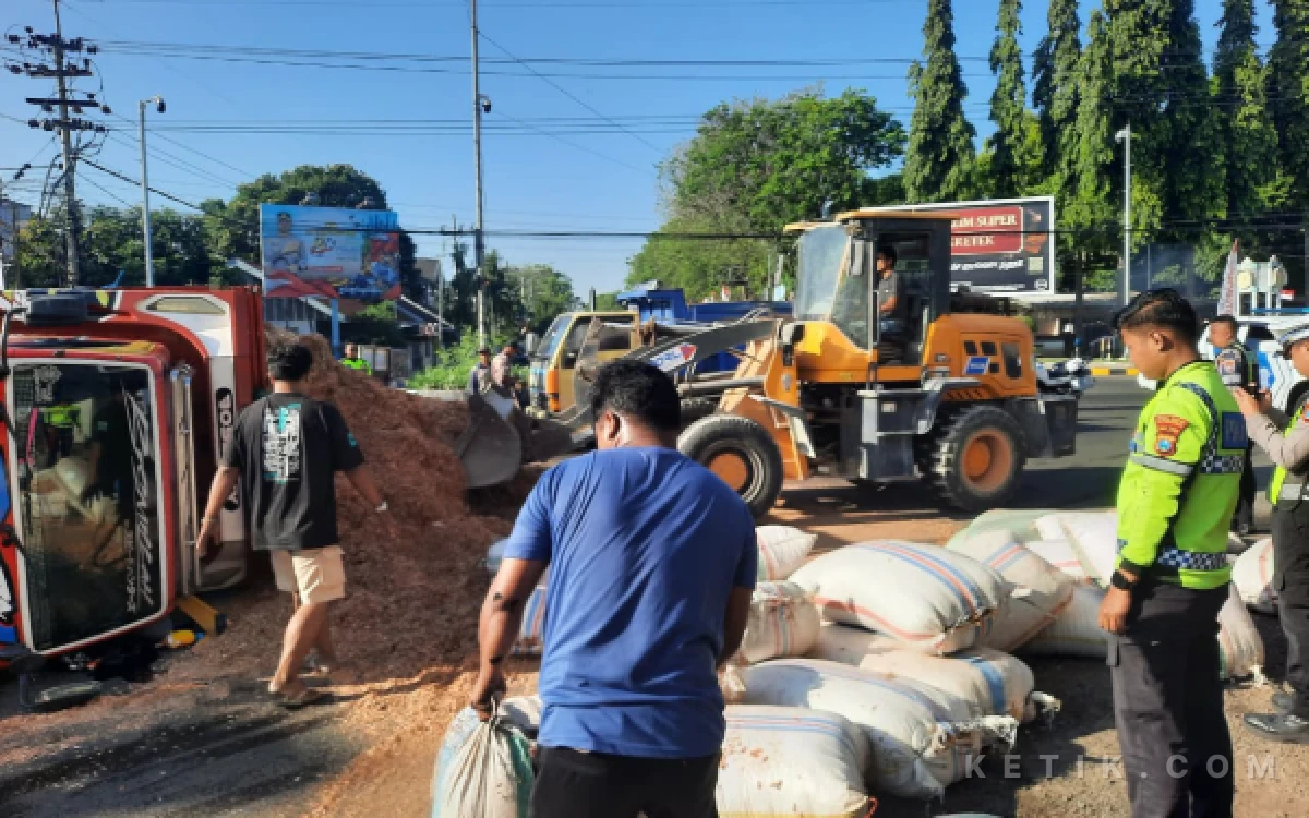 Thumbnail Berita - Diduga Muatan Terlalu Tinggi, Truk Bermuatan Serbuk Kayu Terguling di Lampu Merah Alun-Alun Situbondo