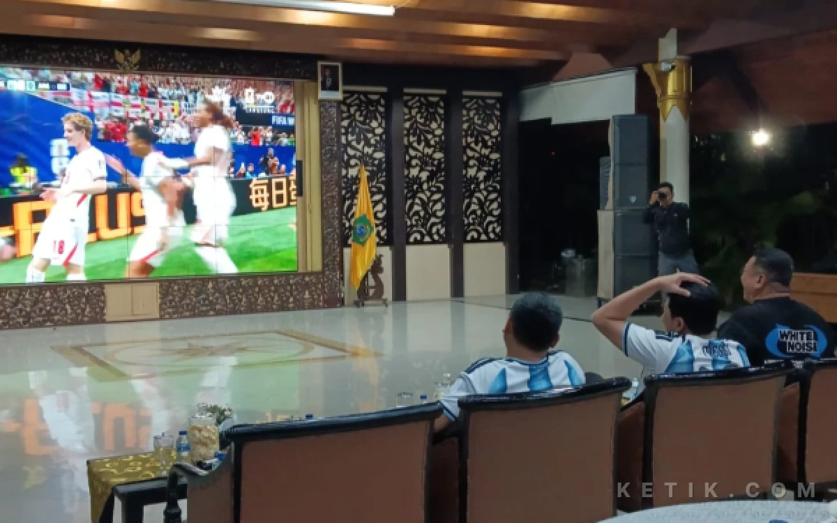Foto Bupati Subandi mengelus kepala saat Argentina kebobolan oleh gol Gorgon di menit ke-55 dalam semifinal Piala Dunia 2026. (Foto: Fathur Roziq/Ketik.com)
