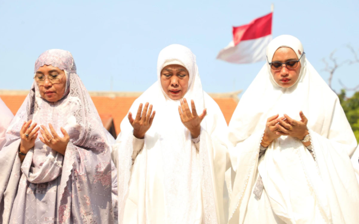 Thumbnail Berita - Hadapi Kemarau Panjang, Gubernur Khofifah Gelar Sholat Istiqa' untuk Berdoa Memohon Hujan