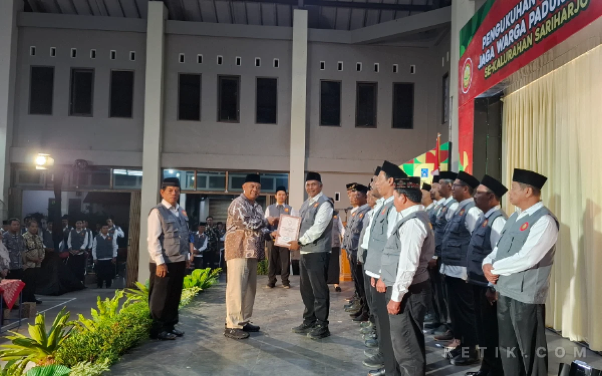 Thumbnail Berita - Kukuhkan 400 Pengurus Jaga Warga Sariharjo, Bupati Sleman Minta Aktif Redam Konflik dan Laporkan Jalan Rusak