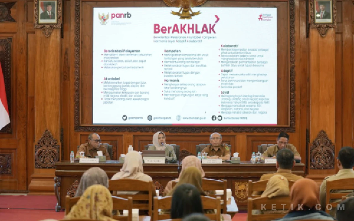 Thumbnail Berita - Bukan Sekadar Slogan, Ning Ita Minta ASN Implementasikan BerAKHLAK dalam Pelayanan