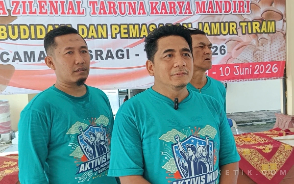 Foto Kepala Bidang Kepemudaan Dinporapar Kabupaten Pekalongan, Ari Lanang saat dimintai keterangan terkait kegiatan di Pendopo Kecamatan Sragi (Foto Slam/ketik.com)