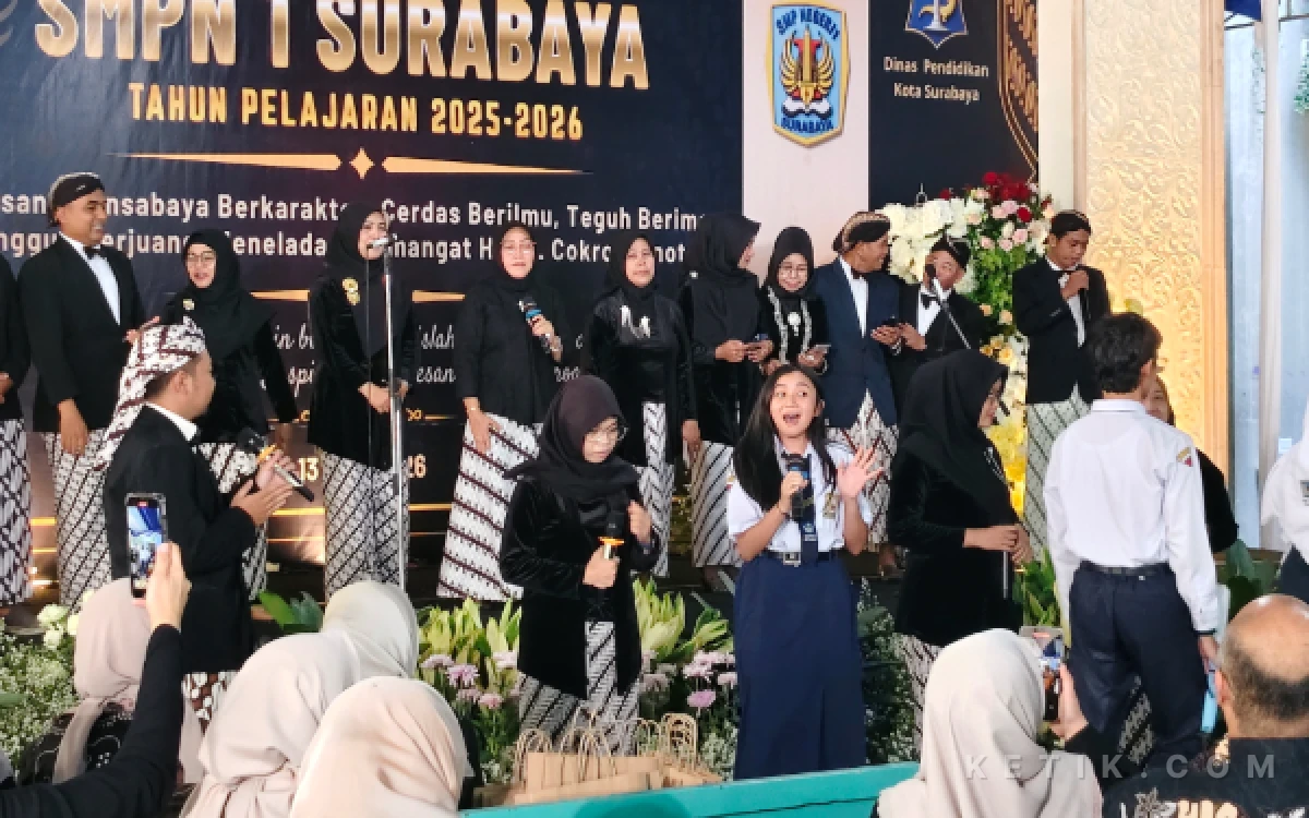 Thumbnail Berita - 381 Siswa SMP Negeri 1 Surabaya Lulus, Kepala Sekolah Ucapkan Selamat dan Bangga