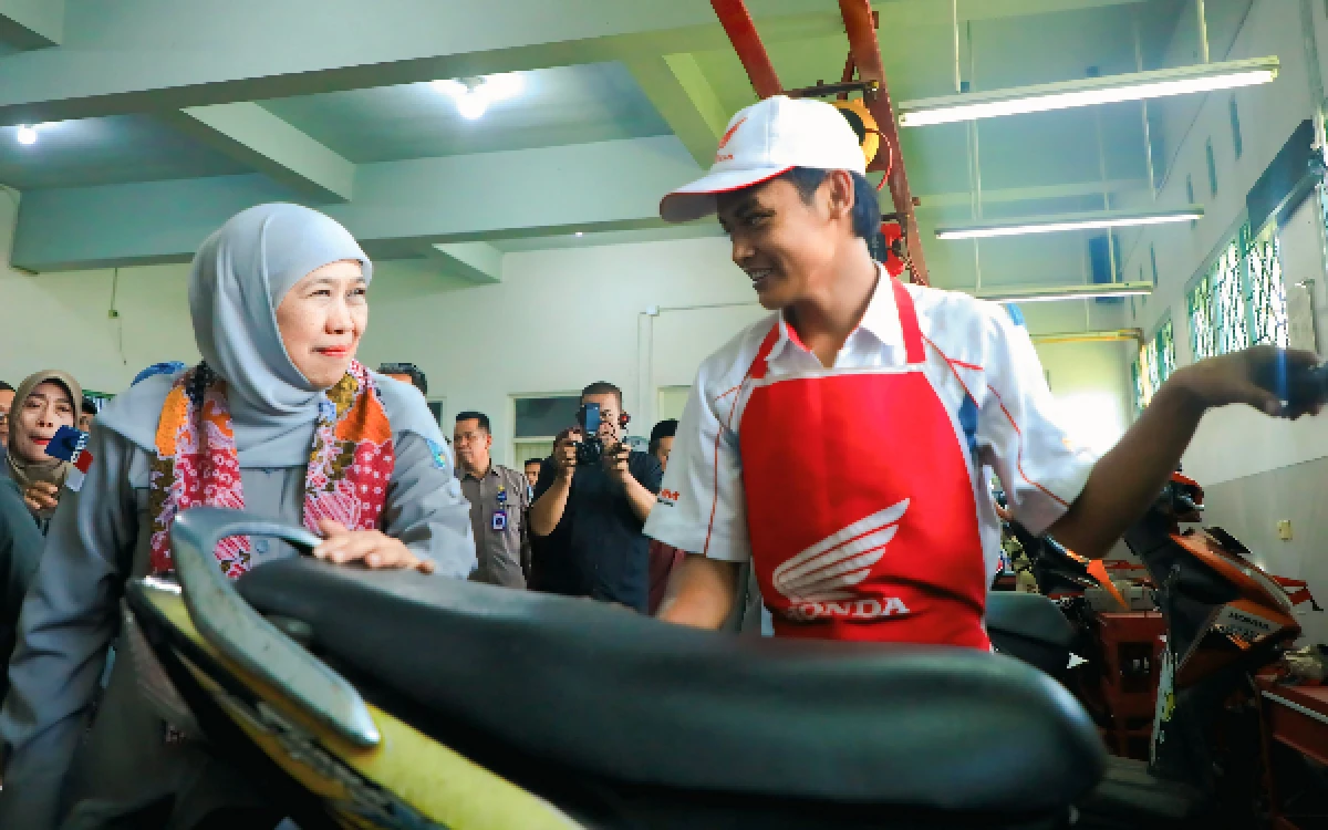 Thumbnail Berita - Tinjau Layanan Servis Sepeda Motor Gratis Jatim, Gubernur Khofifah Apresiasi Keterampilan Siswa SMK dan Kolaborasi Industri