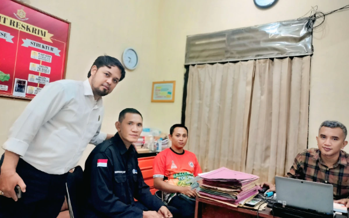 Thumbnail Berita - Diduga Ancam Warga Pakai Parang, Kades Paspan Banyuwangi Dilaporkan ke Polisi