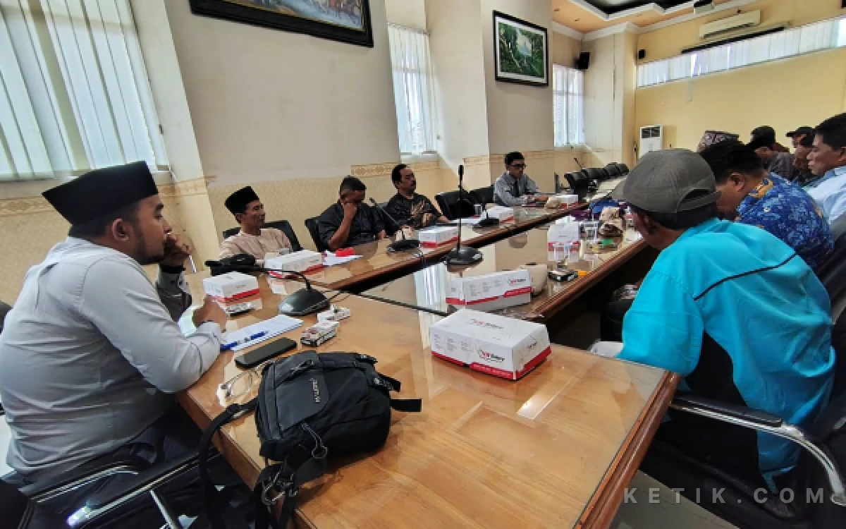 Thumbnail Berita - Lahan 400 Hektare Mangkrak Selama 3 Dekade, Warga Desa Tanjung Pecinan Audensi ke Pemkab dan DPRD Situbondo