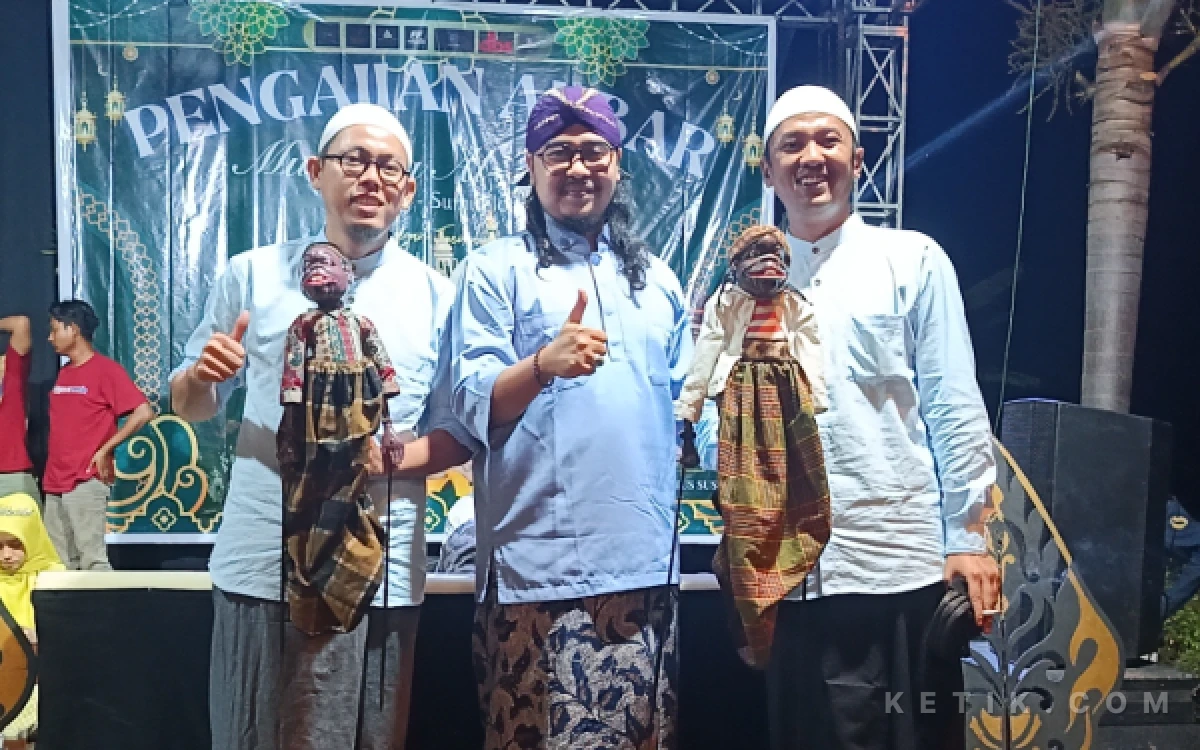 Foto Panitia Foto Bersama dalang Ki Haryo Enthus Susmono (Foto: Slam/ketik.com)