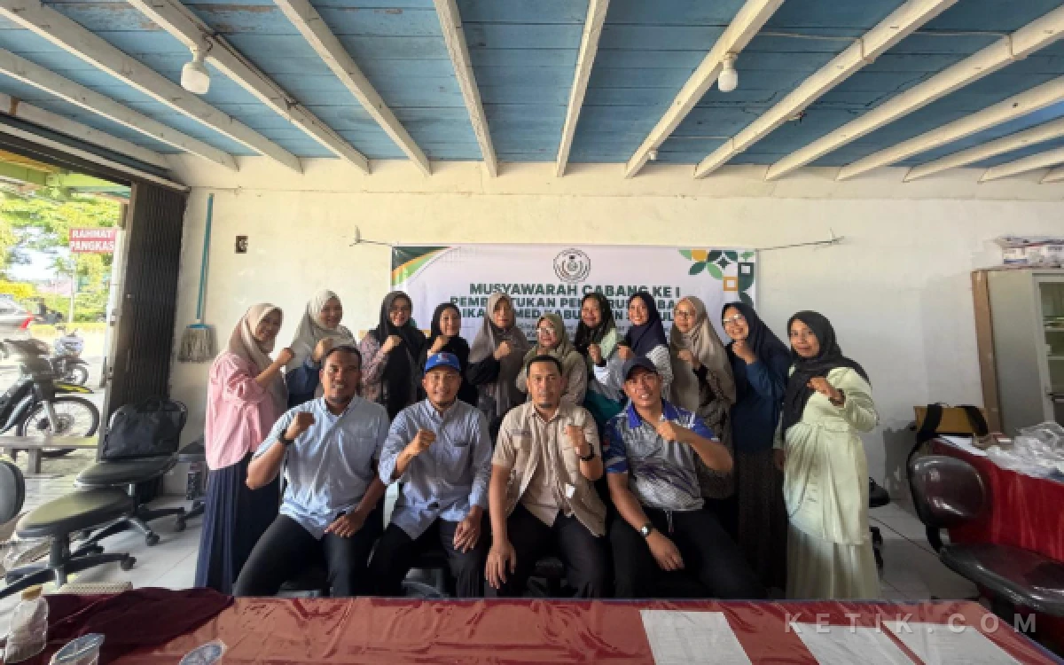 Foto Pengurus Terpilih IKA UNIMED kabupaten Simeulue Foto bersama dengan Peserta Muscab I di Aula Sekretariat PGRI Kabupaten Simeulue. Sabtu, 05 September 2026. (Helman/Ketik.com)