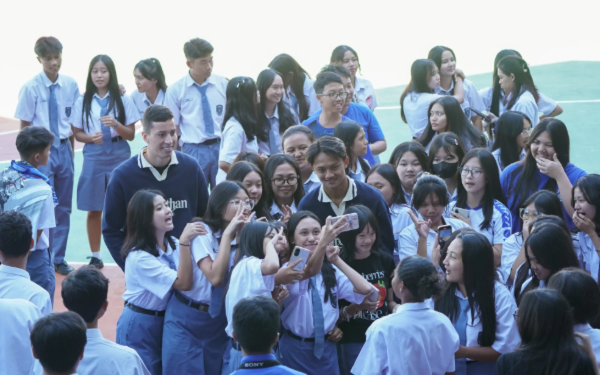 Foto Achmad Maulana Syarif dan Diego Landis berfoto bersama siswa SMAK Santa Maria Kota Malang. (Foto: Media Officer Arema FC)