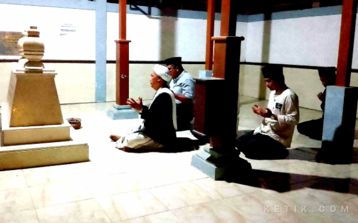 Thumbnail Berita - KH Misdi Nurhasan bersama Kepala Desa Plosokandang Tulungagung Ziarah ke Makam Mbah Agung Singo Taruno