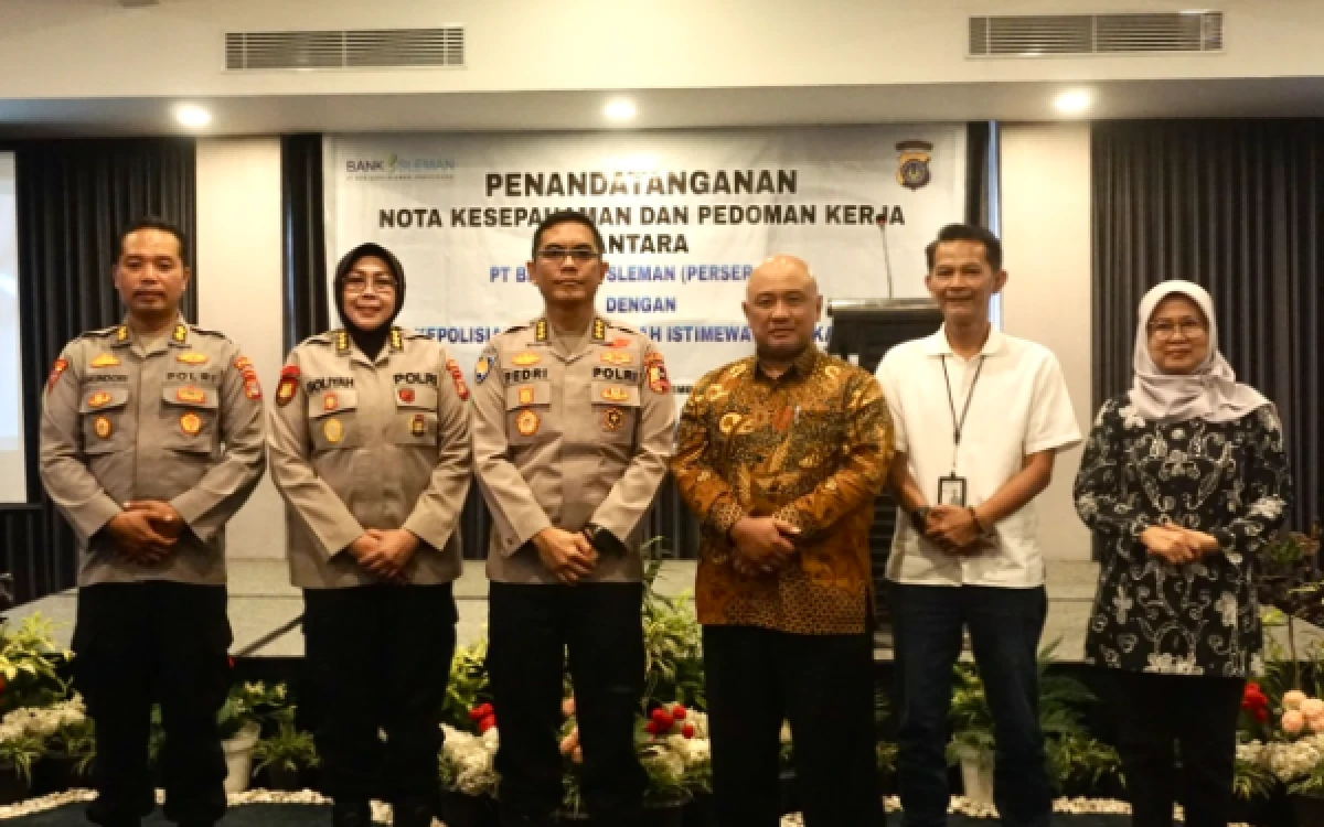 Foto Jajaran manajemen PT BPR Bank Sleman dan pejabat Polda DIY berfoto bersama usai penandatanganan Nota Kesepahaman (MoU) dan Pedoman Kerja di Hotel Grand Keisha Yogyakarta, Rabu 9 September 2026. (Foto: Anna for Ketik.com).