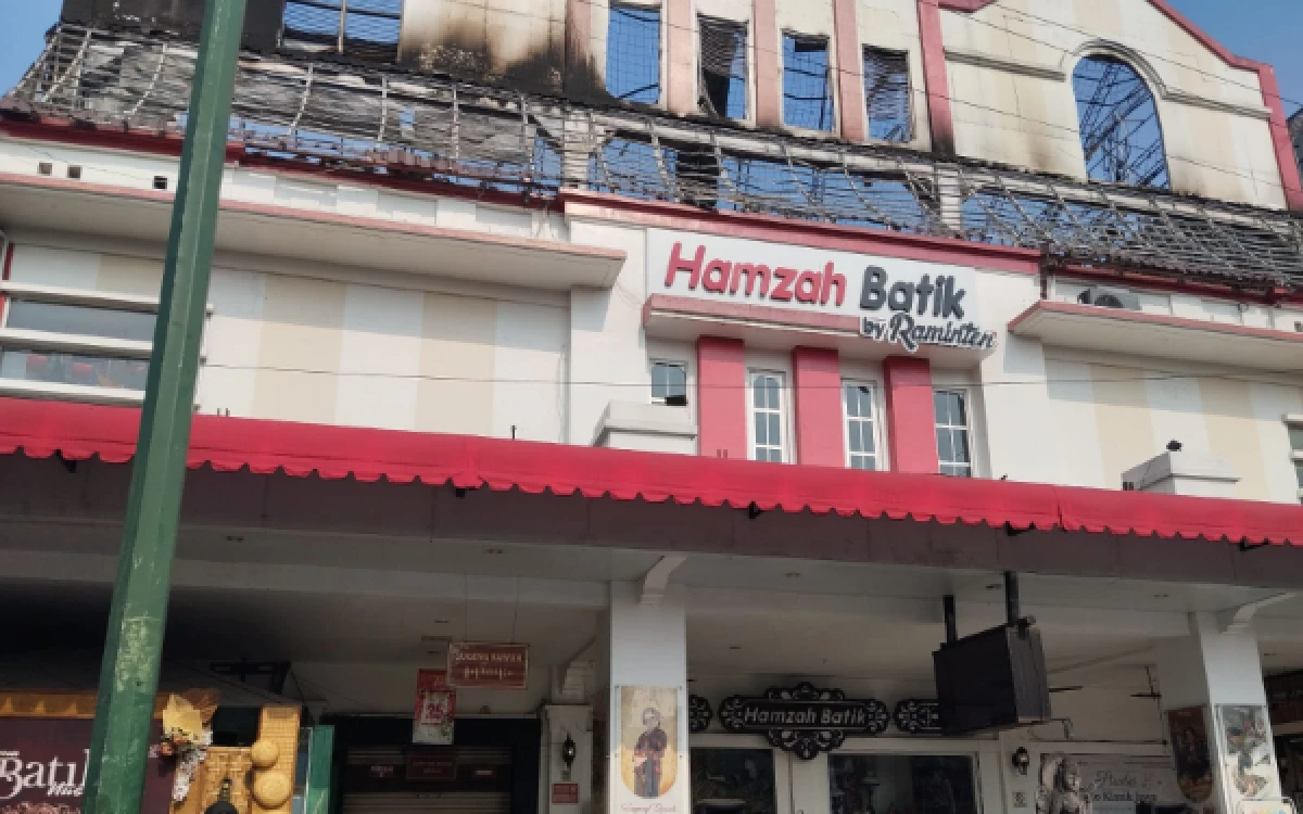 Thumbnail Berita - Si Jago Merah Amuk Toko Hamzah Batik Malioboro