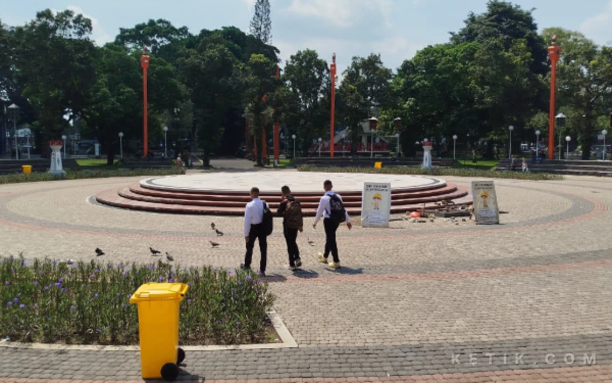 Thumbnail Berita - DLH Kota Malang Mulai Perbaiki Playground dan Dry Fountain Alun-Alun Merdeka