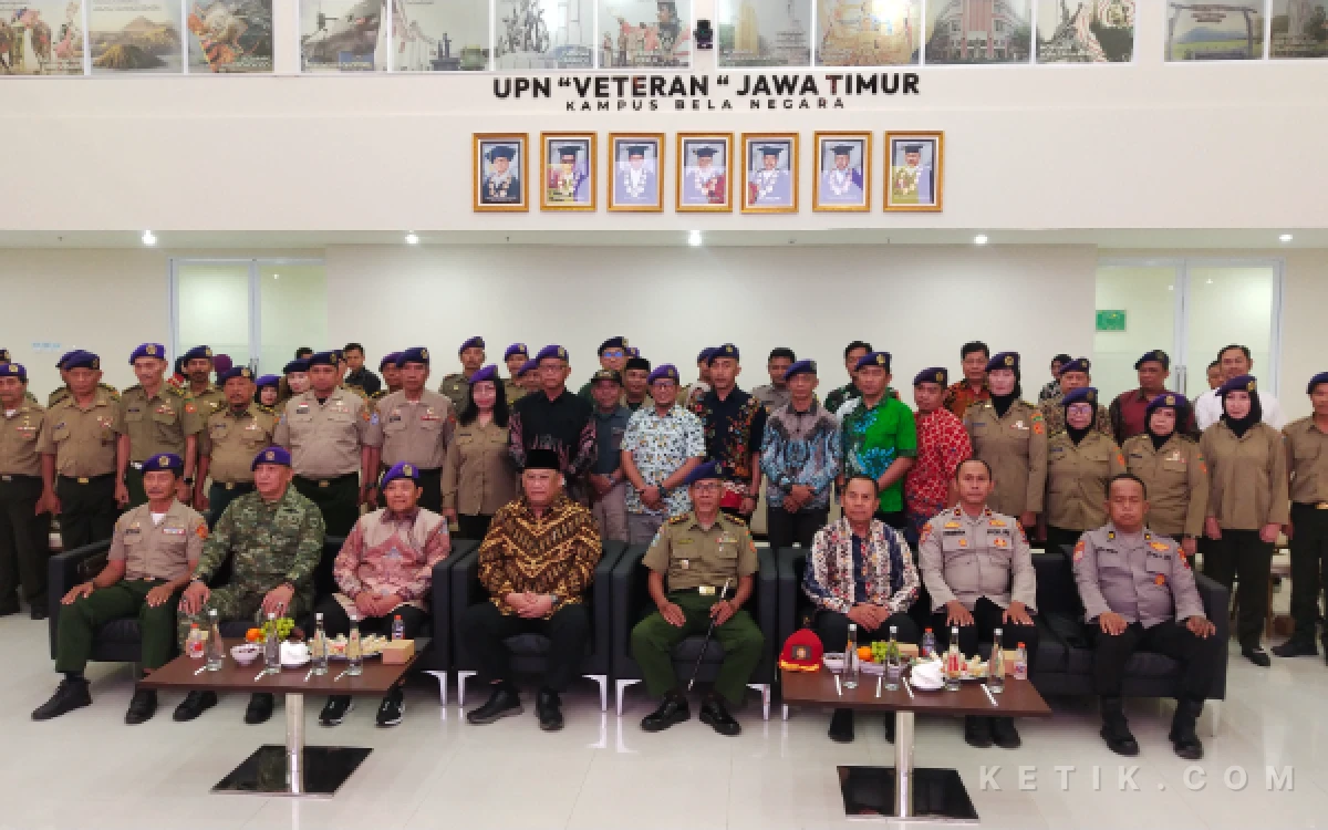 Foto Para undangan pengurus dan pimpinan foto bersama seusai pelantikan DPKom IARMI UPN Veteran Jawa Timur. (Foto : Sutejo Rc/ketik.com)