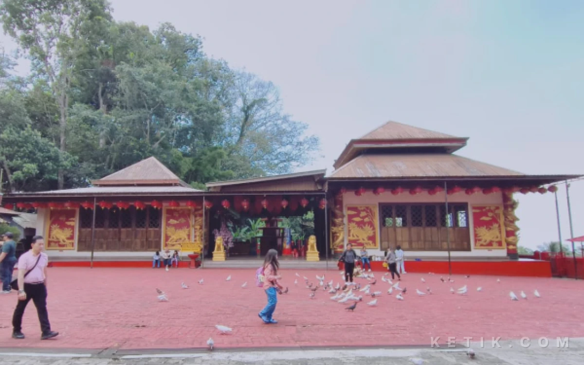 Thumbnail Berita - Simbol Keragaman di Pesarean Gunung Kawi, Masjid, Klenteng, hingga Wayang Berdampingan