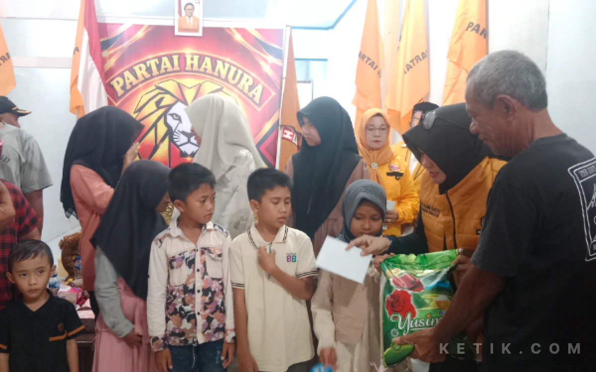 Foto Penyantunan Anak Yatim Piatu Oleh Ketua DPC Partai Hanura Rita Diana di Sekretariat DPC Hanura, Kamis 29 Oktober 2026. (Helman/Ketik.com)