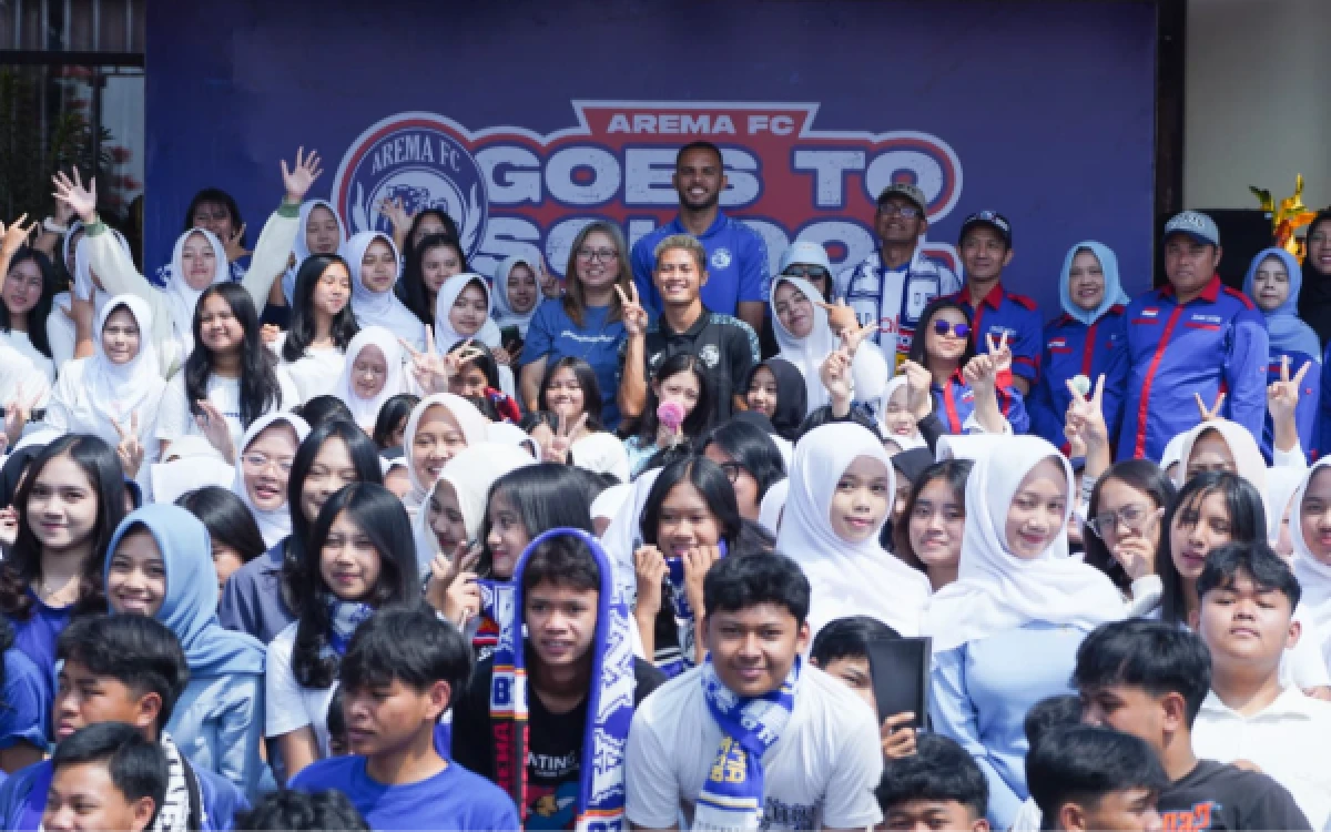 Thumbnail Berita - Sambut Alfeandra Dewangga dan Careca, Arema FC Goes to School Dipenuhi Antusiasme Siswa SMAN 1 Kota Batu