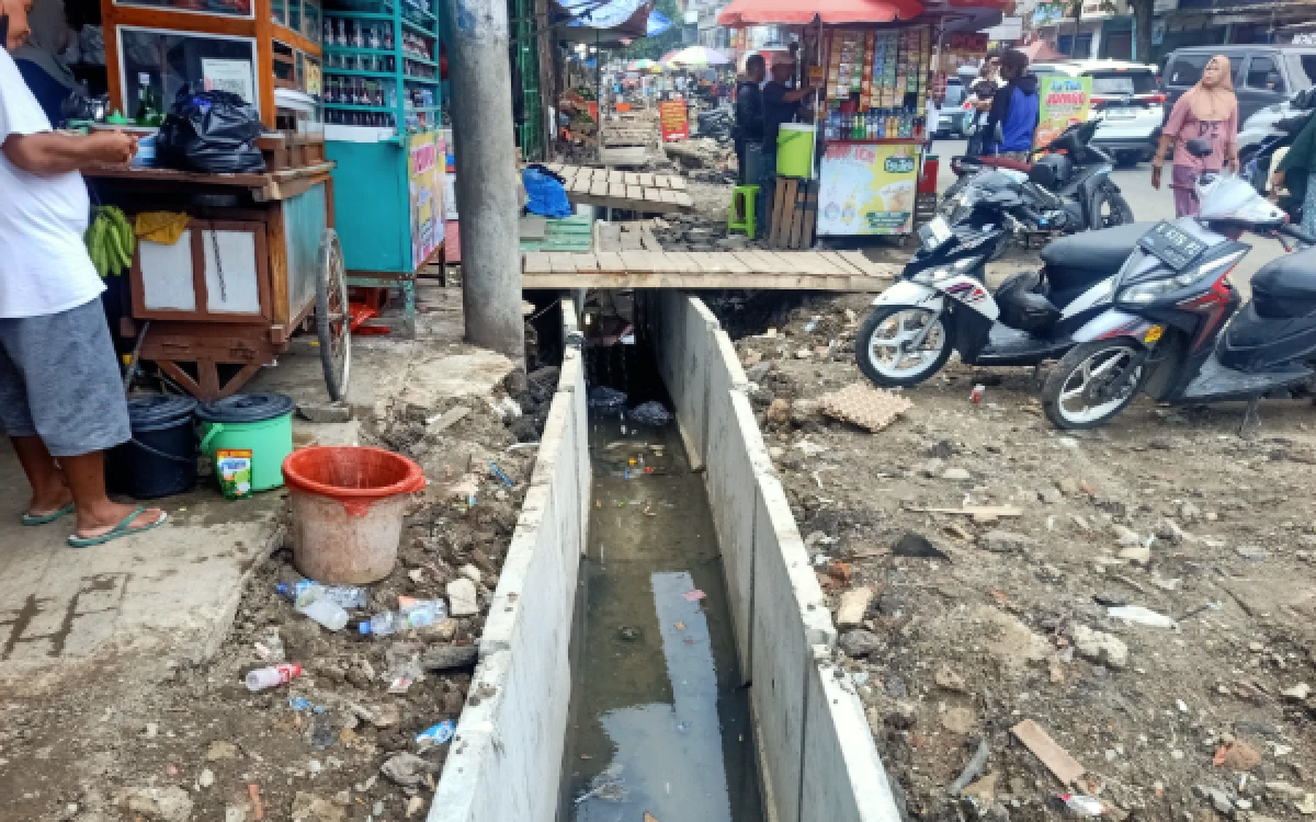 Thumbnail Berita - Diduga Pemasangan U-Ditch Tak Sesuai Spesifikasi, Proyek Rp4,68 Miliar di Rangkasbitung Disorot