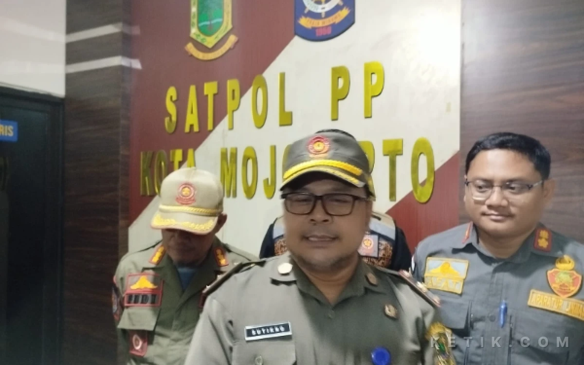 Foto sekretaris sat pol pp kota mojokerto saat memberikan keterangan kepada awak medi (foto : sholahudin/ susilo/ ketik.com)