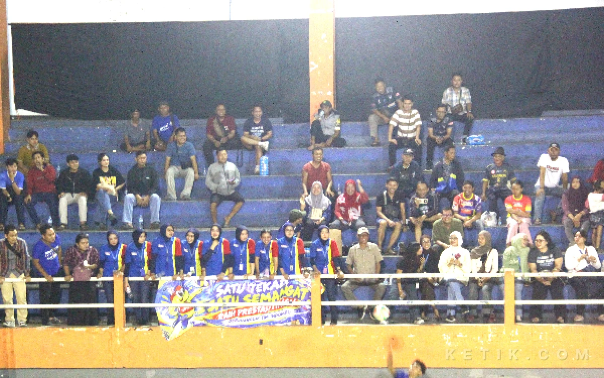 Foto Suasana penonton Kejurprov Voli Antarklub u19 Jatim di GOR Merdeka Jombang, 27 Oktober 2026. (Foto: Rifat/Ketik.com)