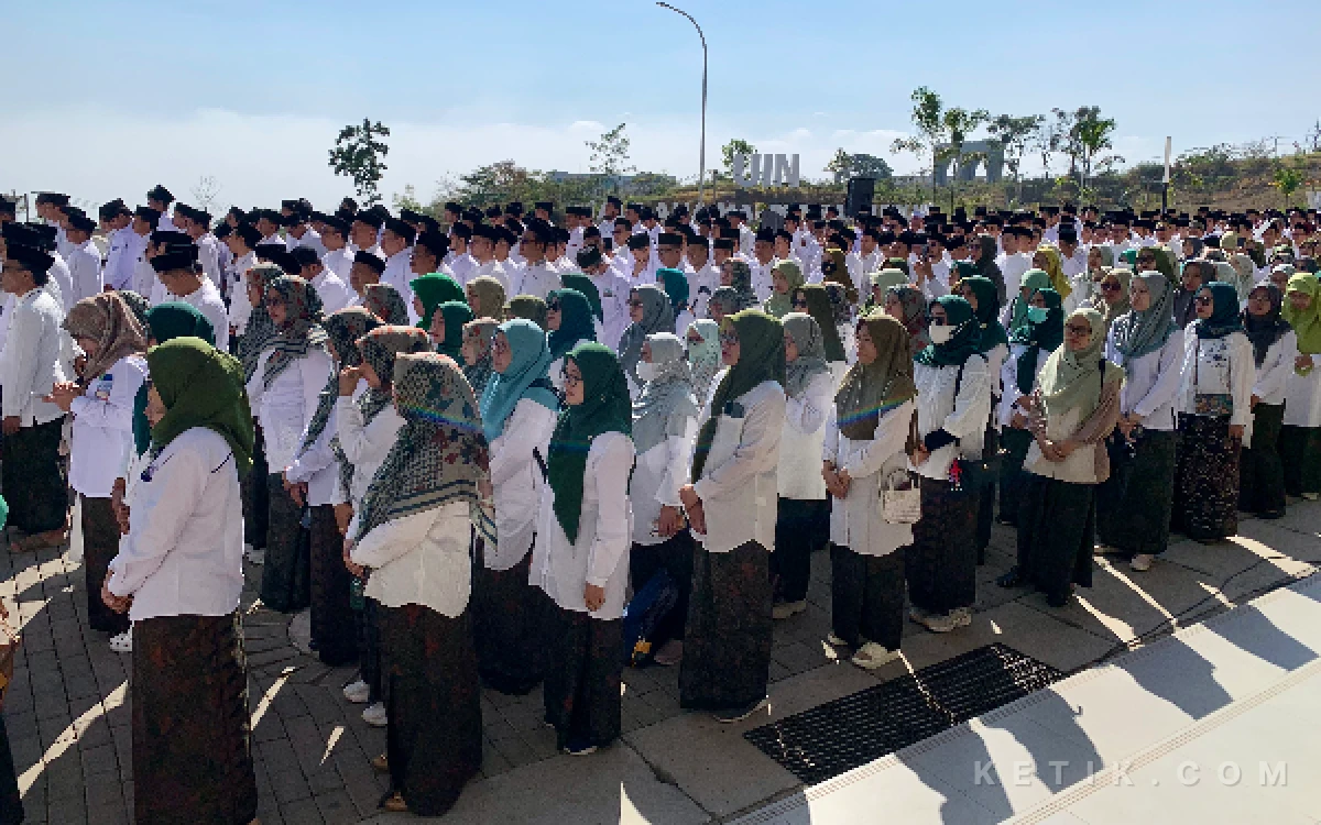 Foto Para peserta Upacara Hari Santri 2026 yang terdiri dari jajaran pimpinan universitas, tenaga pendidik, dan mahasiswa UIN Malang. (Foto: Dafa Wahyu Pratama/Ketik.com)
