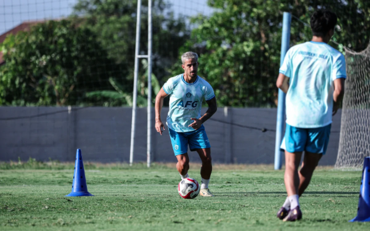 Thumbnail Berita - Jelang Super League Persik Kediri Tingkatkan Intensitas Latihan, Marcos Mulai Matangkan Taktik