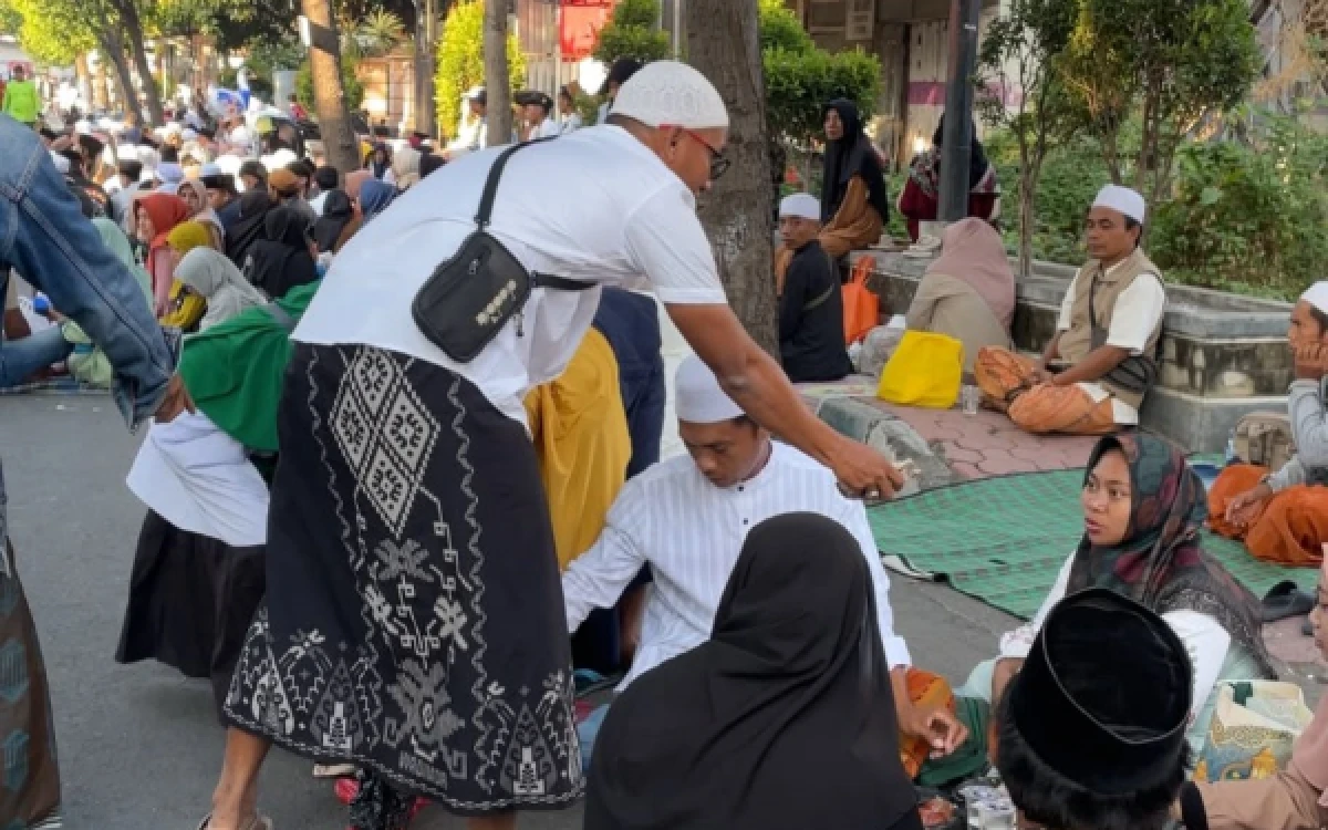 Thumbnail Berita - Relawan Pemdes dan Pemcam Asembagus Bagikan Nasi Gulung dan Nasi Bungkus untuk Jamaah Haul Masyayikh Nusantara