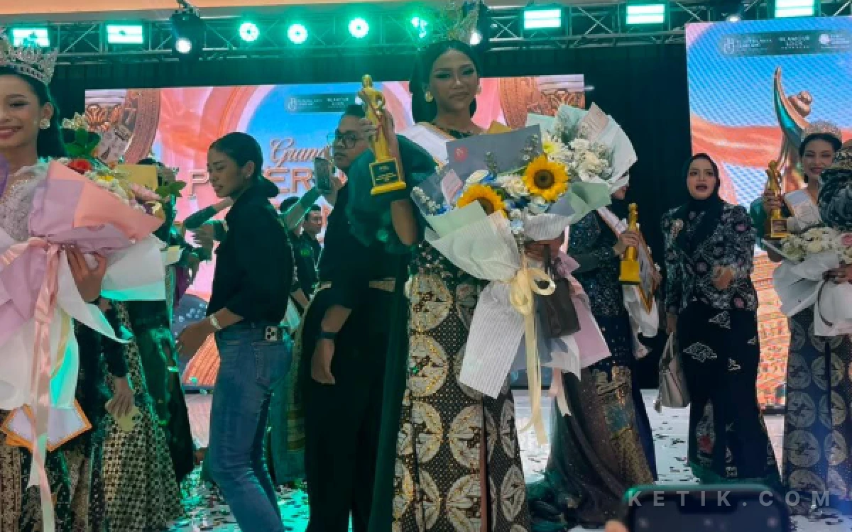 Foto Setelah dinobatkan sebagai Putri Kebayak 2026 Denok Preswari banyak menerima ucapan selamat. (Foto : Lilik for ketik.com)