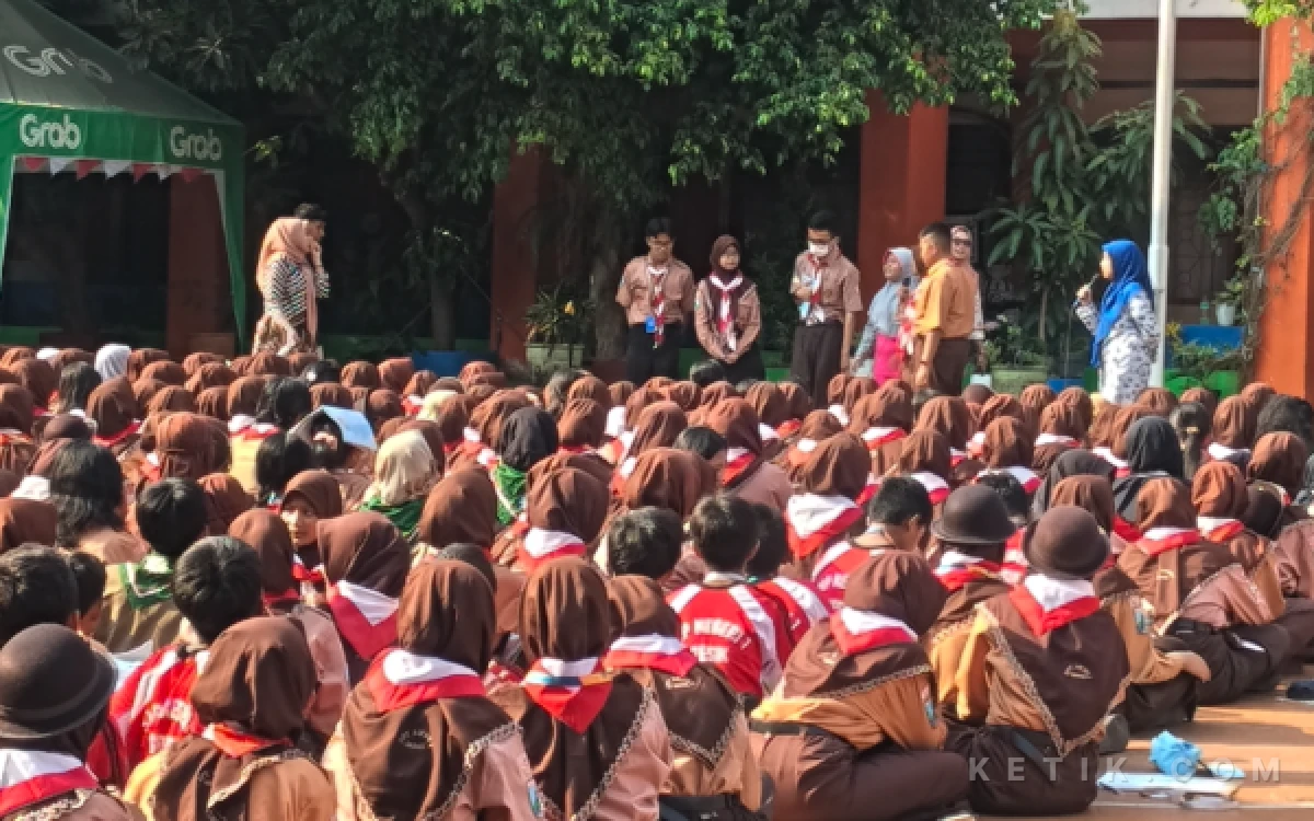 Thumbnail Berita - Kelas Literasi SMPN 1 Gresik, Unit PPA Polres Gresik Sosialisasikan Kesadaran Hukum dan Bijak Bermedia Sosial