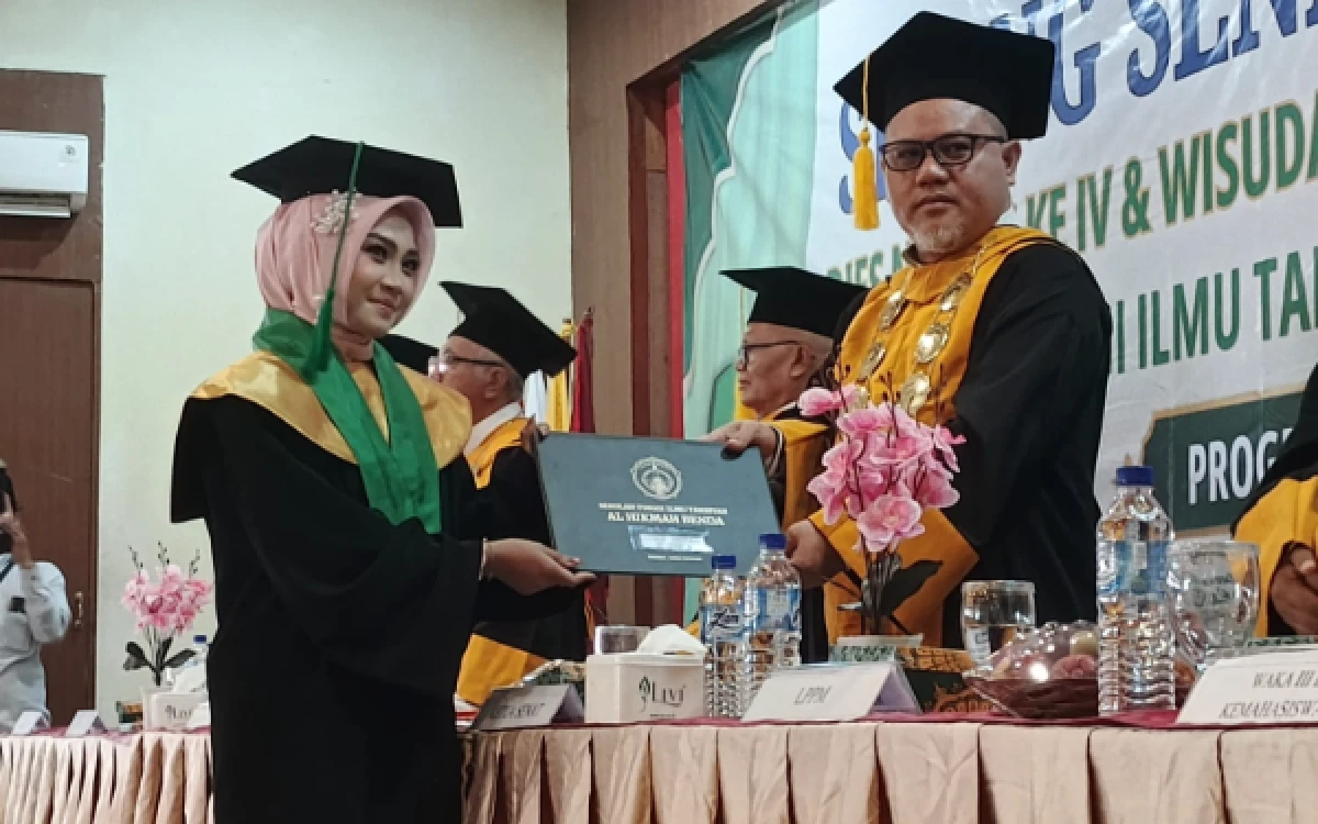Foto Ketua STIT Al-Hikmah 1 Benda menyerahkan transkrip nilai kepada wisudawati