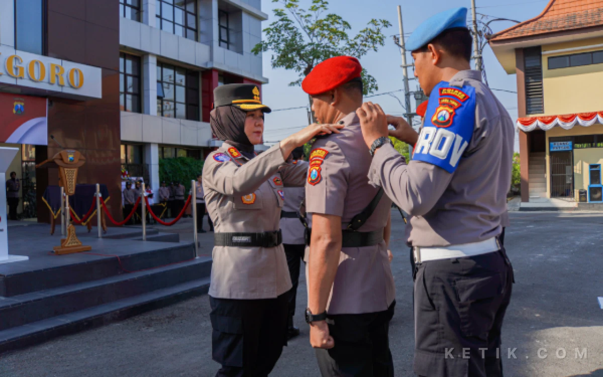 Thumbnail Berita - Kapolres Bojonegoro AKBP Yenni Diarty Pimpin Upacara Sertijab Dua Pejabat Utama