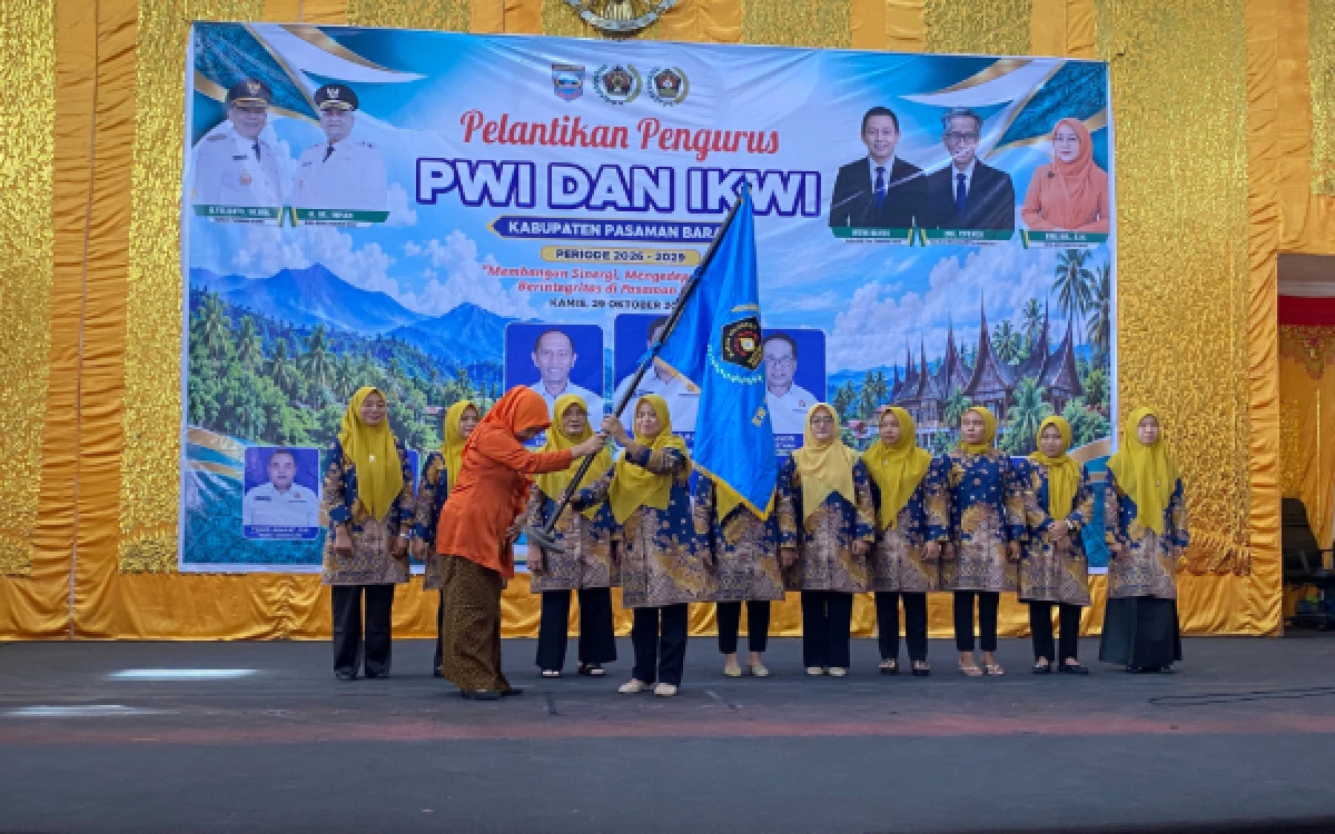 Thumbnail Berita - Erlina Lantik Pengurus IKWI Pasaman Barat Periode 2026–2029