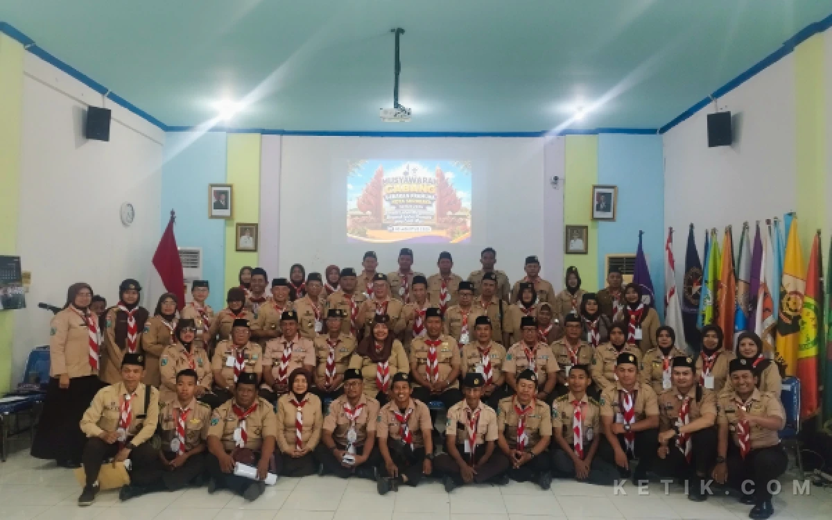 Foto Seusai acara panitia pengurus dan utusan kwartir ranting se Surabaya foto bersama. (Foto : Sutejo Rc/ketik.com)