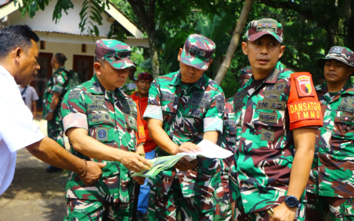 Thumbnail Danrem 083/Baladika Jaya Terima Paparan Singkat Progres TMMD ke-128 Kodim 0820 Probolinggo di Desa Brabe
