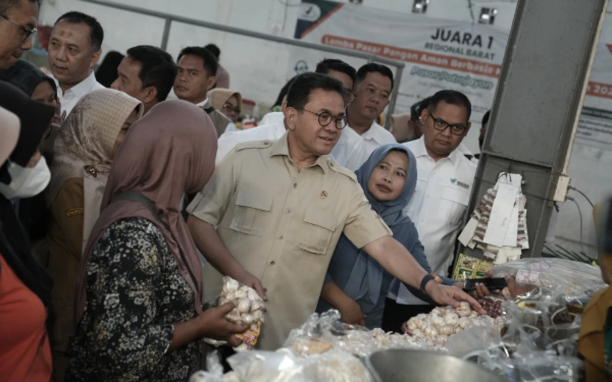 Thumbnail Berita - Mendag Budi Santoso Sidak Pasar Potrojayan Sleman, Pastikan Harga Pangan Stabil dan Pasokan Aman