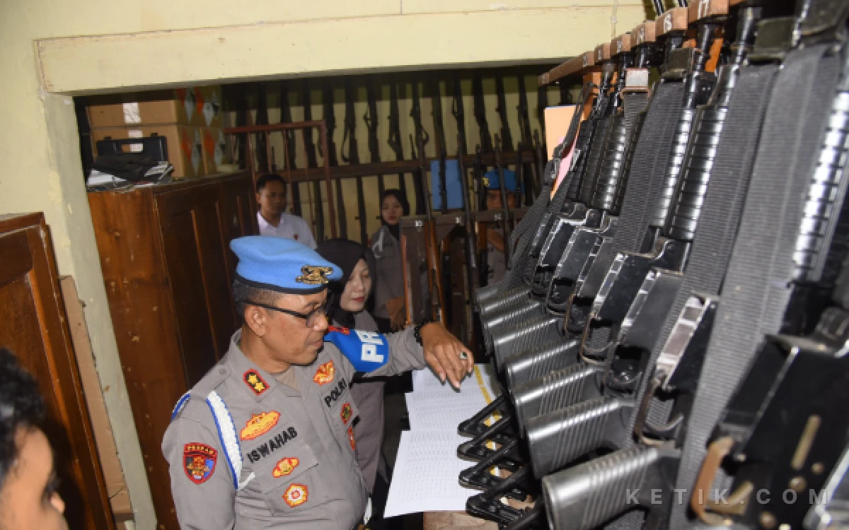 Thumbnail Berita - Propam Polda Jatim Sisir Senjata Api di Polres Bondowoso, 7 Unit Dinyatakan Tidak Layak