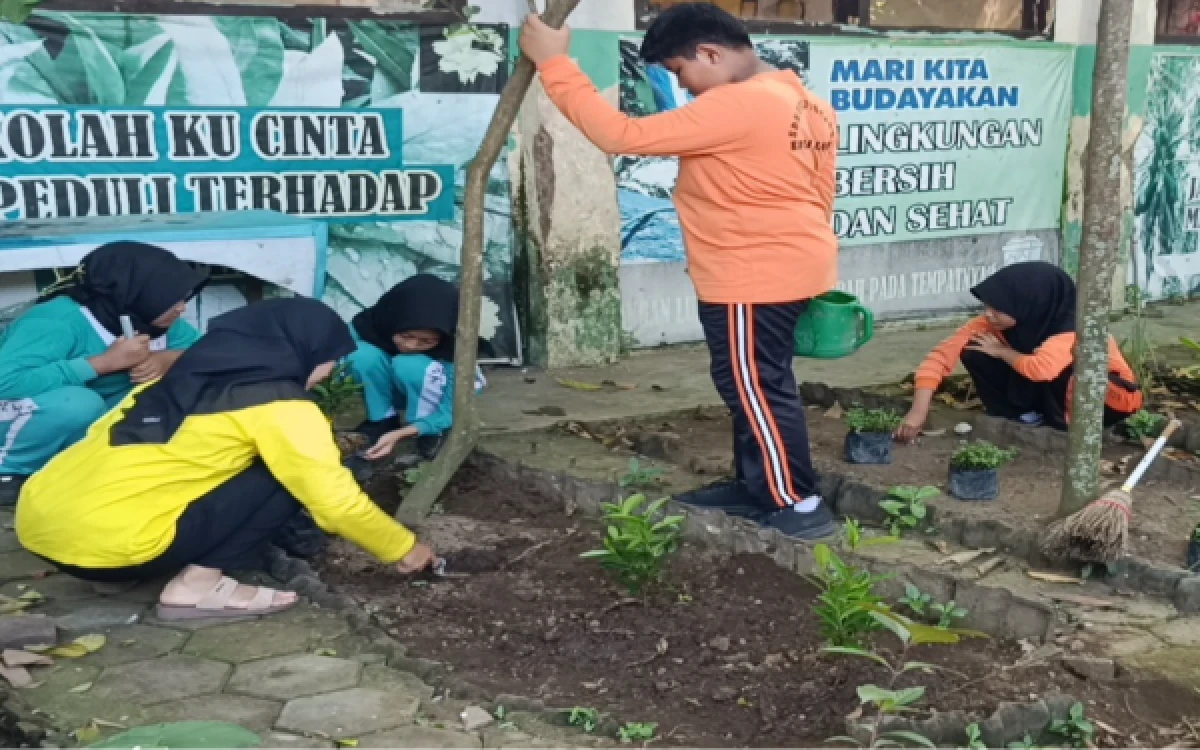 Foto Siswa dan guru SDN Tulusrejo 3 terlibat langsung dalam menata ruang terbuka. (Foto: Wahidyanti Rahayu)
