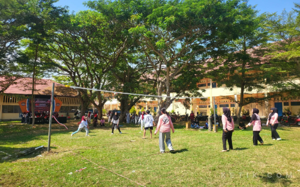 Foto Lomba Volly Diikuti Mahasiswa Di Halaman Kampus STIKES Bina generasi polman ( Foto Akbar Ketik )